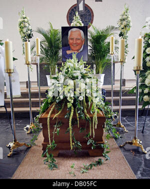 Ein Bild, das zeigt Jupp Derwall hängt hinter seinem Sarg in der St. Konrad Kirche in St. Ingbert, Deutschland, 2. Juli 2007. Der ehemalige Trainer der deutschen Fußball-Nationalmannschaft starb nach kurzer Krankheit im Alter von 80 Jahren. Er wurde Cheftrainer im Jahr 1978 und brachte die westdeutsche Mannschaft zum Sieg in der Europameisterschaft 1980 und seine 23-Spiel Siegesserie für internationale matche Stockfoto