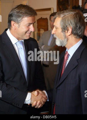 Der israelische Botschafter in Berlin, Shimon Stein (R) und Oberbürgermeister von Berlin, Klaus Wowereit, Hände schütteln Rezeption Steins Abschied bei der israelischen Botschaft in Berlin, 2. Juli 2007. Foto: Johannes Eisele Stockfoto