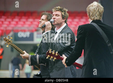 Simon Le Bon (C) und britische pop-Band "Duran Duran" führen beim Konzert für Diana im Wembley-Stadion von London, Vereinigtes Königreich, 1. Juli 2007. Das Benefiz-Konzert in Fovour die "Prinzessin Diana Patronate und Memorial Fund", "Centrepoint" und "Senttiebale" wurde im Gedenken an Diana, Princess of Wales auf ihren 46. Geburtstag organisiert. Foto: Hubert Boes Stockfoto