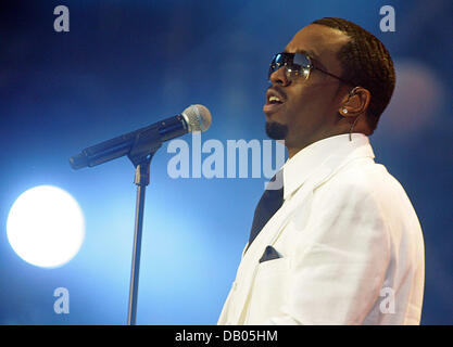 US-Rapper und Produzent Sean Combs führt aka P.Diddy beim Konzert für Diana im Wembley-Stadion von London, Vereinigtes Königreich, 1. Juli 2007. Das Benefizkonzert zugunsten der "Prinzessin Diana Patronate und Memorial Fund", "Centrepoint" und "Senttiebale" wurde im Gedenken an Diana, Princess of Wales auf ihren 46. Geburtstag organisiert. Foto: Hubert Boesl Stockfoto