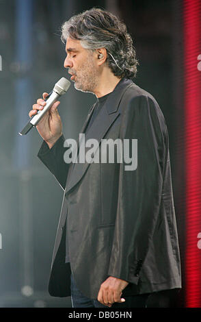 Der italienische Tenor Andrea Bocelli führt in Hampton ...
