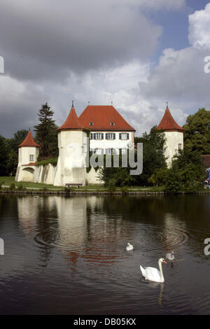 Das Foto zeigt das ehemalige Jagdschloss Blutenburg im Münchner Stadtteil Obermenzing, München, Deutschland, 12. Juni 2007. Die Lodge und die dazugehörige Kapelle, die beide in den Fluss Wuerm liegen, wurden im spätgotischen Stil gebaut. Heute Schloss Blutenberg empfängt die Internationale Jugendbibliothek, die von Jella Lepmann sowie der Erich-Kästner-Gesellschaft gegründet wurde. Foto: Matthias Schr Stockfoto