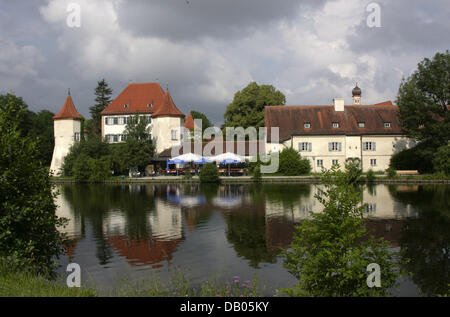 Das Foto zeigt das ehemalige Jagdschloss Blutenburg im Münchner Stadtteil Obermenzing, München, Deutschland, 12. Juni 2007. Die Lodge und die dazugehörige Kapelle, die beide in den Fluss Wuerm liegen, wurden im spätgotischen Stil gebaut. Heute Schloss Blutenberg empfängt die Internationale Jugendbibliothek, die von Jella Lepmann sowie der Erich-Kästner-Gesellschaft gegründet wurde. Foto: Matthias Schr Stockfoto