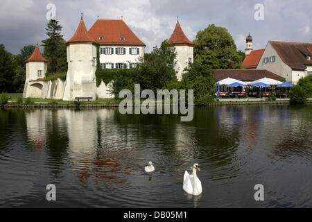 Das Foto zeigt das ehemalige Jagdschloss Blutenburg im Münchner Stadtteil Obermenzing, München, Deutschland, 12. Juni 2007. Die Lodge und die dazugehörige Kapelle, die beide in den Fluss Wuerm liegen, wurden im spätgotischen Stil gebaut. Heute Schloss Blutenberg empfängt die Internationale Jugendbibliothek, die von Jella Lepmann sowie der Erich-Kästner-Gesellschaft gegründet wurde. Foto: Matthias Schr Stockfoto