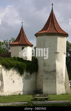 Das Foto zeigt das ehemalige Jagdschloss Blutenburg im Münchner Stadtteil Obermenzing, München, Deutschland, 12. Juni 2007. Die Lodge und die dazugehörige Kapelle, die beide in den Fluss Wuerm liegen, wurden im spätgotischen Stil gebaut. Heute Schloss Blutenberg empfängt die Internationale Jugendbibliothek, die von Jella Lepmann sowie der Erich-Kästner-Gesellschaft gegründet wurde. Foto: Matthias Schr Stockfoto