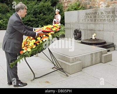 Der deutsche Bundespräsident Horst Köhler legt einen Kranz am Denkmal des unbekannten Soldaten in Sofia, Bulgarien, 3. Juli 2007. Köhler und seine Frau sind bei einem viertägigen Besuch in Rumänien, Bulgarien und Bosnien und Herzegowina. Foto: Wolfgang Kumm Stockfoto