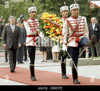 Der deutsche Bundespräsident Horst Köhler legt einen Kranz am Denkmal des unbekannten Soldaten in Sofia, Bulgarien, 3. Juli 2007. Köhler und seine Frau sind bei einem viertägigen Besuch in Rumänien, Bulgarien und Bosnien und Herzegowina. Foto: Wolfgang Kumm Stockfoto