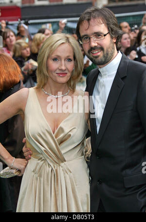 Britische Schriftstellerin Joanne K. Rowling (L) und ihr Ehemann Neil Murray kommen für die UK-Premiere von "Harry Potter und der Orden des Phönix" am Leicester Square in London, Vereinigtes Königreich, 3. Juli 2007. Der Film basiert auf Rowlings Buch Fortsetzung werden am 12. Juli in den Kinos. Foto: Hubert Boesl Stockfoto