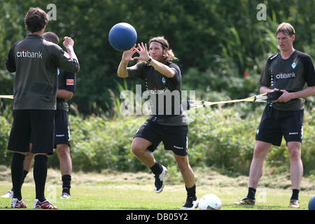 Spieler von Werder Bremen, Thorsten Frings (C), Tim Borowski (R) und Frank Baumann sind während einer Trainingseinheit des Clubs auf der Insel Norderney, Deutschland, 4. Juli 2007 abgebildet. Werder Bremen bereitet sich auf die neue Bundesliga-Saison auf Norderney bis 08 Juli. Foto: Carmen Jaspersen Stockfoto