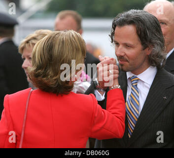 Ari Behn (R), Ehemann von Prinzessin Martha Louise von Norwegen, gratuliert Königin Sonja von Norwegen zu ihrem 70. Geburtstag in Stavanger, Norwegen, 4. Juli 2007. Foto: Albert Nieboer/Royal Presse Europa (Niederlande) Stockfoto