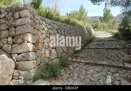 Trockenmauern auf den Balearischen Inseln Mallorca, Spanien, 18. Mai 2007 abgebildet. Diese artesischen Gebäudewände ist sehr häufig auf den Balearischen Inseln und Spuren bis ins 13. Jahrhundert zurück. Foto: Horst Ossinger Stockfoto