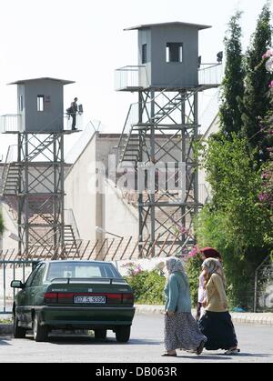 Frauen geben das Gefängnis von Antalya, Türkei, 5. Juli 2007. Deutsche 17 jährige Schüler Marco W. Mitgliederdateien in Haft für angeblich eine 13 Jahre alte Brite Mädchen sexuell missbrauchen. Marco W. erscheint vor einem türkischen Gericht am 06 Juli. Foto: Gero Breloer Stockfoto