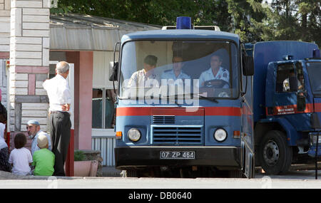 Gefangenen-Transporter verlassen des Gefängnisses von Antalya, Türkei, 5. Juli 2007. Deutsche 17 jährige Schüler Marco W. Mitgliederdateien in Haft für angeblich eine 13 Jahre alte Brite Mädchen sexuell missbrauchen. Marco W. erscheint vor einem türkischen Gericht am 06 Juli. Foto: Gero Breloer Stockfoto