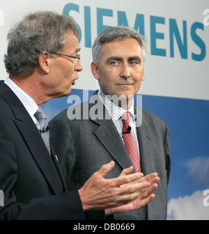 Peter Loescher (R), neuer CEO von Siemens, mit dem Vorsitzenden des Siemens-Aufsichtsrat Gerhard Cromme (L) bei einer Pressekonferenz in Berlin, Deutschland, 5. Juli 2007 nennen. Löscher übernahm das Amt am 01 Juli. Foto: Tim Brakemeier Stockfoto