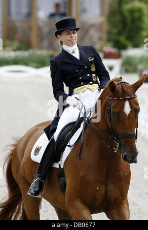 Deutsche Dressurreiterin Nadine Capellmann und ihr Pferd "Elvis" sind in der Dressur Grand Prix in der Welt Equestarian Festival CHIO in Aachen, Deutschland, 5. Juli 2007 abgebildet. Foto: Jochen Luebke Stockfoto