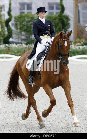 Deutsche Dressurreiterin Nadine Capellmann und ihr Pferd "Elvis" sind in der Dressur Grand Prix in der Welt Equestarian Festival CHIO in Aachen, Deutschland, 5. Juli 2007 abgebildet. Foto: Jochen Luebke Stockfoto