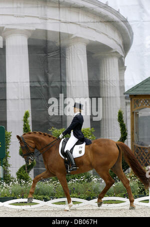 Deutsche Dressurreiterin Nadine Capellmann und ihr Pferd "Elvis" sind in der Dressur Grand Prix in der Welt Equestarian Festival CHIO in Aachen, Deutschland, 5. Juli 2007 abgebildet. Foto: Jochen Luebke Stockfoto