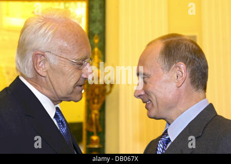 Bayerische Ministerpräsident Edmund Stoiber (L) wird vom russischen Präsidenten Vladimir Putin im Kreml in Moskau, Russische Föderation, 5. Juli 2007 begrüßt. Stoiber ist auf eine Informationsreise nach Moskau und St. Petersburg von 04 bis 06 Juli. Foto: Peter Kneffel Stockfoto