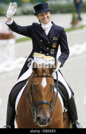 Deutsche Dressurreiterin Nadine Capellmann und ihr Pferd "Elvis" sind in der Dressur Grand Prix in der Welt Equestarian Festival CHIO in Aachen, Deutschland, 5. Juli 2007 abgebildet. Deutschland gewann den Teamwettbewerb. Foto: Jochen Luebke Stockfoto