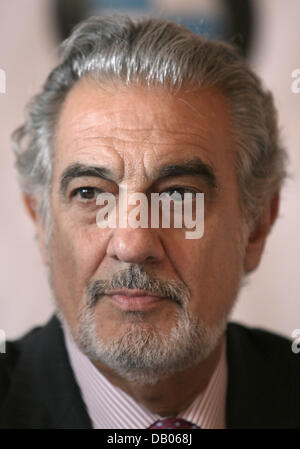 Tenor Placido Domingo ist auf einer Pressekonferenz von der Bayerischen Staatsoper in München, Deutschland, 5. Juli 2007 abgebildet. Foto: Frank Leonhardt Stockfoto