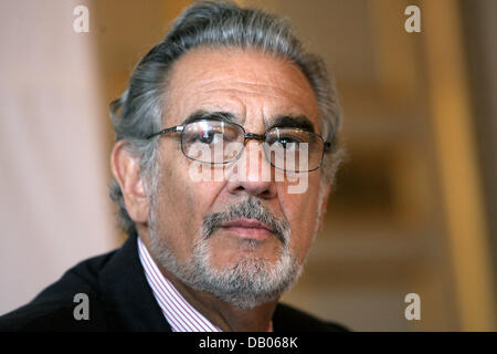 Tenor Placido Domingo ist auf einer Pressekonferenz von der Bayerischen Staatsoper in München, Deutschland, 5. Juli 2007 abgebildet. Foto: Frank Leonhardt Stockfoto