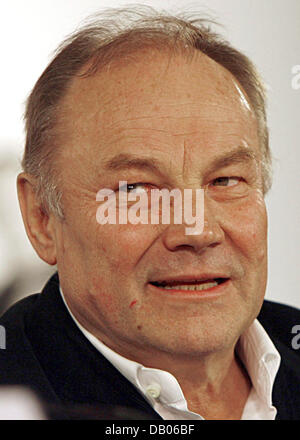 (Dpa-Datei) - österreichische Schauspieler Klaus Maria Brandauer in Berlin, Deutschland, 21. März 2006 abgebildet ist. Das Webportal "Bunte.T-Online" berichtet, dass Brandauer seiner Lebensgefährtin Natalie Krenn am "Sankt Nikolauskirche' (Nikolaikirche) in Berlin, Deutschland, 6. Juli 2007 verheiratet. Der fast einstündigen Trauungszeremonie folgte das Frühstück mit der Familie und engen Freunden. Foto: Peer Grimm Stockfoto