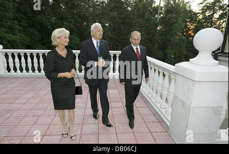 Russian President Putin (R) begrüßt ausgehende Bayerns Ministerpräsident Edmund Stoiber und seine Frau Karin auf dem Balkon seiner Villa stand in Moskau, Russland, 5. Juli 2007. Stoiber reist durch Moskau und Sankt Petersburg während einer dreitägigen Informationsreise dauerte vom 04. bis 6. Juli 2007. Foto: Peter Kneffel Stockfoto