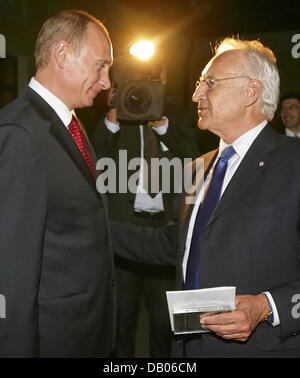 5. Juli 2007 verabschiedet sich ausgehende Bayerns Ministerpräsident Edmund Stoiber vor seinem Zustand-Villa in Moskau, Russland, russische Präsident Wladimir Putin (L). Stoiber reist durch Moskau und Sankt Petersburg während einer dreitägigen Informationsreise dauerte vom 04. bis 6. Juli 2007. Foto: Peter Kneffel Stockfoto