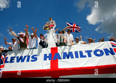 Jubelnde Fans des britischen Formel1-Fahrer Lewis Hamilton von McLaren Mercedes Anzeigen Banner und lebensgroße Drucke von Hamilton vor Formula One British Grand Prix in Silverstone-Rennen verfolgen, Northamptonshire, UK, Sonntag, 8. Juli 2007. FOTO: JENS BÜTTNER Stockfoto