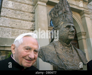 Prälat Georg Ratzinger Ehrengast bei der Enthüllung einer Bronzebüste mit seinem Bruder Papst Benedikt XVI. ist neben der Büste in Traunstein, Deutschland, 8. Juli 2007 abgebildet. Die Ratzinger-Brüder hielten ihre ersten Chaos nach gewordene Priester in Traunstein. Foto: Frank Maechler Stockfoto