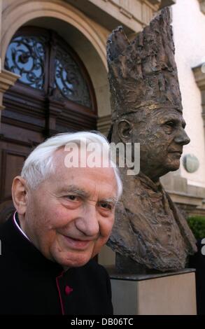 Prälat Georg Ratzinger Ehrengast bei der Enthüllung einer Bronzebüste mit seinem Bruder Papst Benedikt XVI. ist neben der Büste in Traunstein, Deutschland, 8. Juli 2007 abgebildet. Die Ratzinger-Brüder hielten ihre ersten Chaos nach gewordene Priester in Traunstein. Foto: Frank Maechler Stockfoto