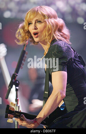 US-Sängerin Madonna führt beim "Live Earth" Konzert im Wembley Park Stadium in London, UK, 7. Juli 2007. Bei der Live-Earth-Konzerte zur Sensibilisierung für den Klimawandel durchgeführt insgesamt 150 Künstler in neun Städten, darunter Sydney, Tokio und Washington, für mehr als 24 Stunden. Foto: Hubert Boesl Stockfoto