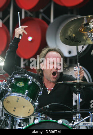 Lars Ulrich von 'Metallica' tritt bei Live Earth-Konzert im Wembley Park Stadium in London, UK, 7. Juli 2007. Bei der Live-Earth-Konzerte zur Sensibilisierung für den Klimawandel durchgeführt insgesamt 150 Künstler in neun Städten, darunter Sydney, Tokio und Washington, für mehr als 24 Stunden. Foto: Hubert Boesl Stockfoto