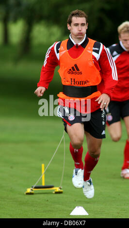 FC Bayern München Spieler Miroslav Klose zieht Gewichte im Trainingslager der Bundesliga-Fußball-Club in Donaueschingen, Deutschland, 9. Juli 2007. Foto: Patrick Seeger Stockfoto