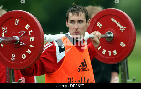 FC Bayern München Spieler Miroslav Klose hebt Gewichte im Trainingslager der Bundesliga-Fußball-Club in Donaueschingen, Deutschland, 9. Juli 2007. Foto: Patrick Seeger Stockfoto