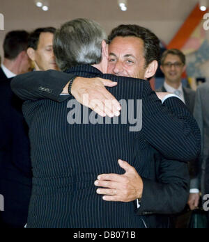 Der luxemburgische Premierminister und Vorsitzender der Eurogruppe Jean-Claude Juncker (L) begrüßt der französische Präsident Nicolas Sarkozy zu Beginn der Treffen der Eurogruppe am Sitz EU in Brüssel, Belgien, 9. Juli 2007. Foto: Thierry Monasse Stockfoto