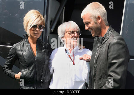 David Beckham (R) und seine Frau Victoria (L) Pose mit Formel-1-Chef Bernie Ecclestone (C) vor der 2007 Formel 1 britischen Grand Prix in Silverstone Circuit in Silverstone, Großbritannien, 8. Juli 2007. FOTO: JENS BÜTTNER Stockfoto