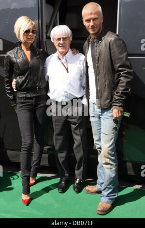 David Beckham (R) und seine Frau Victoria (L) Pose mit Formel-1-Chef Bernie Ecclestone (C) vor der 2007 Formel 1 britischen Grand Prix in Silverstone Circuit in Silverstone, Großbritannien, 8. Juli 2007. FOTO: JENS BÜTTNER Stockfoto