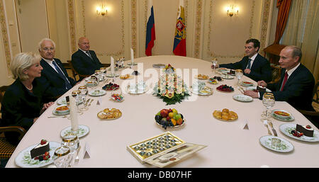 Russian President Vladimir Putin (R) begrüßt bayerische Ministerpräsident Edmund Stoiber (2 L) und seine Frau Karin (L), sowie Bürgermeister von Moskau, Yuriy Luzhkov (3-R), in der Staat-Villa in Moskau, Russland, 5. Juli 2007. Stoiber Visitsed Moskau und St. Petersburg vom 04. bis 7. Juli 2007. Foto: Peter Kneffel Stockfoto