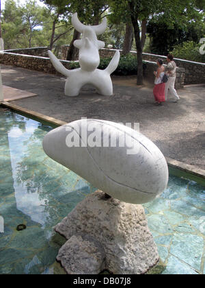 Das Bild zeigt eine Joan Miro-Skulptur im Museum für moderne Kunst "Fondation Maeght" in Saint-Paul de Vence in der Nähe von Nizza, Frankreich, 14. September 2006. Das Ehepaar Marguerite und Aimé Maeght hatte die Stiftung 1964 gegründet, um Teile ihrer Kunstsammlung anzuzeigen. In Zusammenarbeit mit namhaften Künstlern, wie Joan Miro, Georges Braque und Henri Matisse katalanischen Architekten J Stockfoto