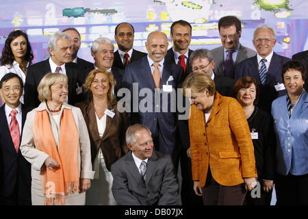 (L-R) Beauftragten der Bundesregierung für Migration, Flüchtlinge und Integration Maria Boehmer, Bundesinnenminister Wolfgang Schaeuble, Bundeskanzlerin Angela Merkel und Bundesministerin der Justiz Brigitte Zypries (Front R) posieren mit Teilnehmern der Integrationsgipfel im Kanzleramt in Berlin, 12. Juli 2007. Bei der zweiten Integration-Gipfel-Merkel traf sich mit rund 90 Stockfoto