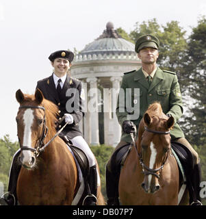 Der moldauischen Polizist Violetta Avran (L) und ihr deutscher Kollege Michael Reger patrouillieren zusammen auf Pferden im englischen Garten Park in München, 13. Juli 2007. Ingesamt vier Moldauer im neu gegründeten berittene Polizei Kader besuchen München um Einblicke in den Alltag ihrer bayerischen Kollegen. Foto: Tobias Hase Stockfoto