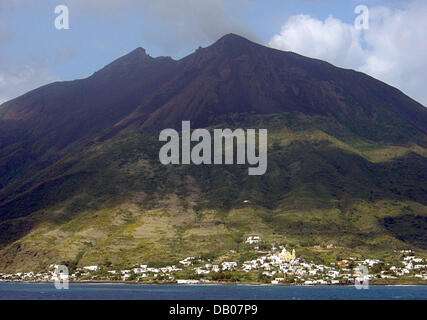 Das Bild zeigt das Dorf Stromboli auf der Äolischen Insel mit dem gleichen Namen in Italien, 30. Mai 2007. Die Äolischen Inseln mit den wichtigsten Insel Liparei und Salina sind eine vulkanische Inselgruppe Offshore-Nordküste Sizilien. Die Inseln bestehen aus Asche und Lava von meist erloschenen Vulkanen. Die Archipleago gehört zu der Provinz Messina liegt in einem Erdbebengebiet Risiko und gehöriger Stockfoto