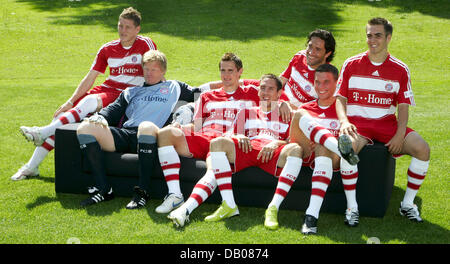 Fußball-Spieler Bastian Schweinsteiger (L-R), Oliver Kahn, Miroslav Klose, Franck Ribery aus Frankreich, Luca Toni aus Italien, Lukas Podolski und Philipp Lahm auf einer Couch in der Fototermin für die offizielle Bayern München Teambild in München, 17. Juli 2007 darstellen. Foto: Matthias Schrader Stockfoto