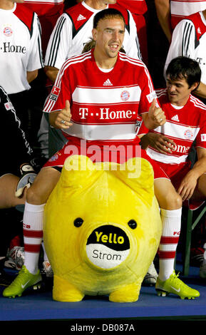 Französischen Newcomer Franck Ribery sitzt auf einem Piggy Maskottchen der Bayern Sponsor Yello Strom bei dem Fototermin für die offizielle Bayern München Teambild in München, 17. Juli 2007. Foto: Matthias Schrader Stockfoto