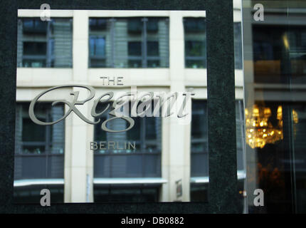 Das Foto zeigt das Logo von "The Regent" Luxus-Hotel in Berlin, 9. Juli 2007. US-Schauspieler Tom Cruis hat derzeit zwei ganze Etagen im Hotel vermietet. Er ist in Berlin für die Dreharbeiten von "Walküre", in dem er als Anti-Nazi-Widerstandskämpfer Claus Schenk Graf von Stauffenberg Sterne. Foto: Johannes Eisele Stockfoto