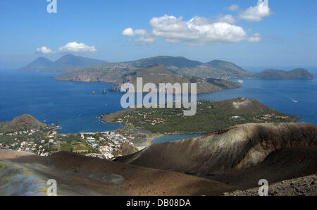 Das Bild zeigt den Blick vom Gipfel des Gran Cratere Vulcano (391 m) auf der Insel Vulcano, Italien, 31. Mai 2007. Die Äolischen Inseln sind vulkanischen und daher großes Erdbeben. Foto: Rolf Haid Stockfoto