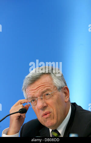 Vattenfall Europe CEO Klaus Rauscher abgebildet auf einer Pressekonferenz in Berlin, Deutschland, 7. Mai 2007. Rauscher bot seinen Rücktritt in der Folge zu Fehlfunktionen in Vattenfall Europe betriebenen Kernkraftwerken Kruemmel und Brunsbüttel. So kündigte den Energiekonzern in einer gesetzlichen Firma Erklärung veröffentlicht am 18. Juli 2007 fortsetzen "weitere Schritte besprochen werden, durch th Stockfoto