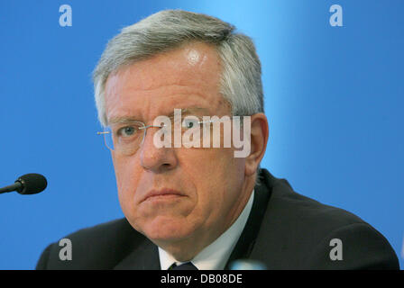 Vattenfall Europe CEO Klaus Rauscher abgebildet auf einer Pressekonferenz in Berlin, Deutschland, 7. Mai 2007. Rauscher bot seinen Rücktritt in der Folge zu Fehlfunktionen in Vattenfall Europe betriebenen Kernkraftwerken Kruemmel und Brunsbüttel. So kündigte den Energiekonzern in einer gesetzlichen Firma Erklärung veröffentlicht am 18. Juli 2007 fortsetzen "weitere Schritte besprochen werden, durch th Stockfoto