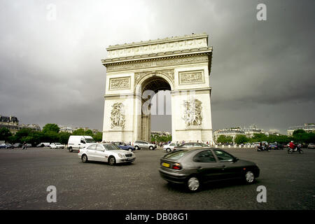 Das Bild zeigt dunkle Wolken sammeln über den "Arc de Triomph" (Arch of Triumph) in Paris, Frankreich, 9. Juli 2007. Foto: Maurizio Gambarini Stockfoto